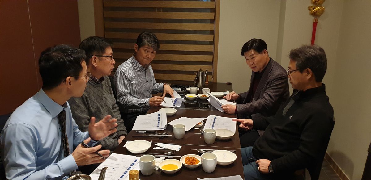 임시 이사회에서 안건을 논의하는 이사들