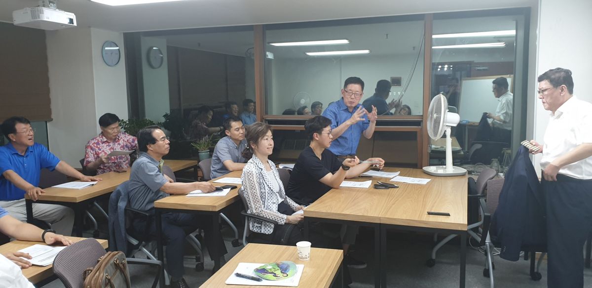 제3회 정기세미나에서 질의응답을 나누는 참석자들