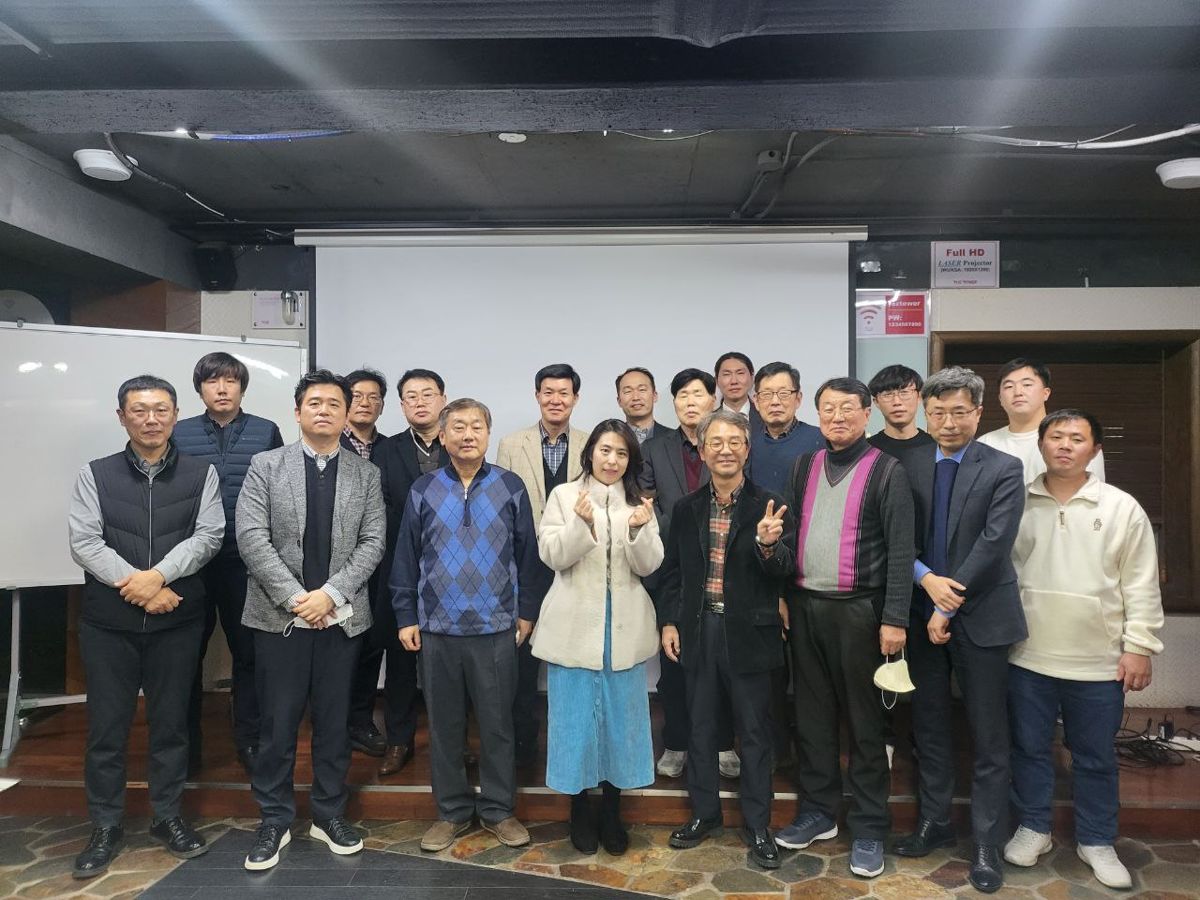 제15회 정기세미나 후 회원들이 함께한 단체 사진